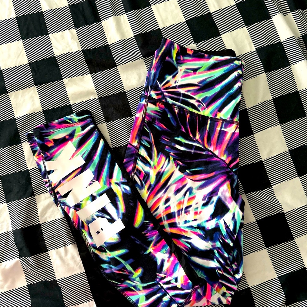 Victoria Secret Ultimate Leggings Size Medium - Picture 2 of 4